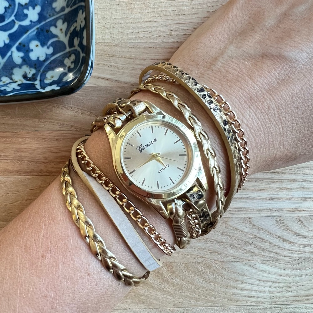 Geneva ladies wrap around gold tone fashion watch NEW BATTERY